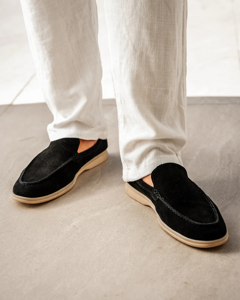 Parte frontal do mocassim com acabamento arredondado e costura manual detalhada.