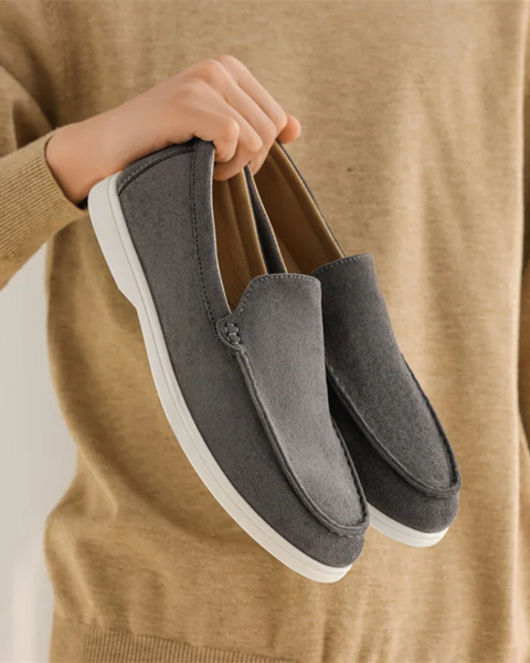 Sapato slip-on masculino, leve, com design atemporal e acabamento em camurça premium, ideal para dias quentes.