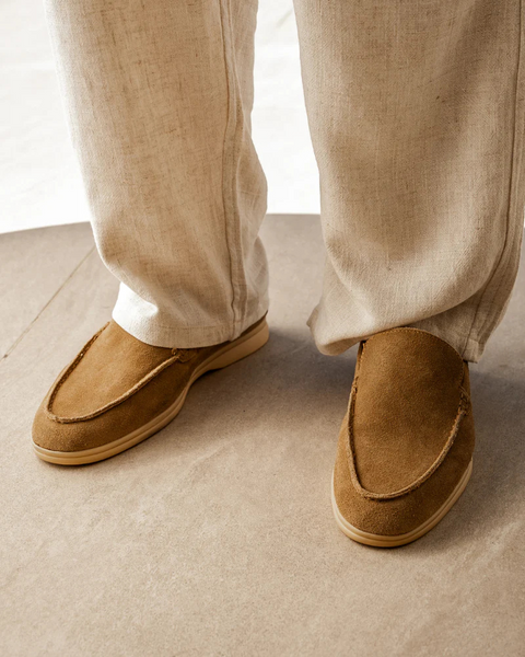 Palmilha removível com espuma anatômica em mocassim masculino de camurça para conforto prolongado.