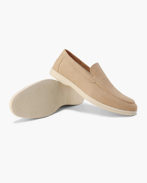 Mocassim slip-on masculino em camurça bege, ideal para composições elegantes e casuais com estilo Old Money refinado.