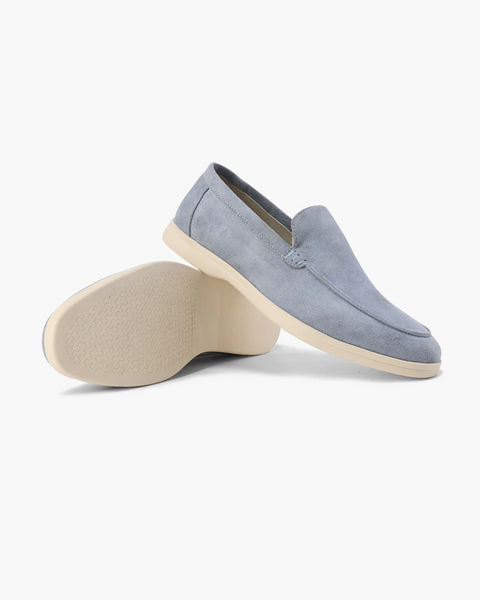 Mocassim preto de camurça com sola clara, perfeito para trajes formais e minimalistas da moda masculina elegante.