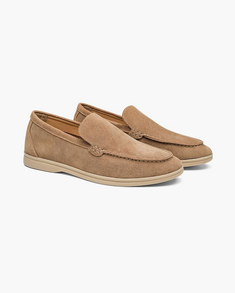 Mocassim bege slip-on masculino em camurça legítima com solado leve e estilo refinado old money.