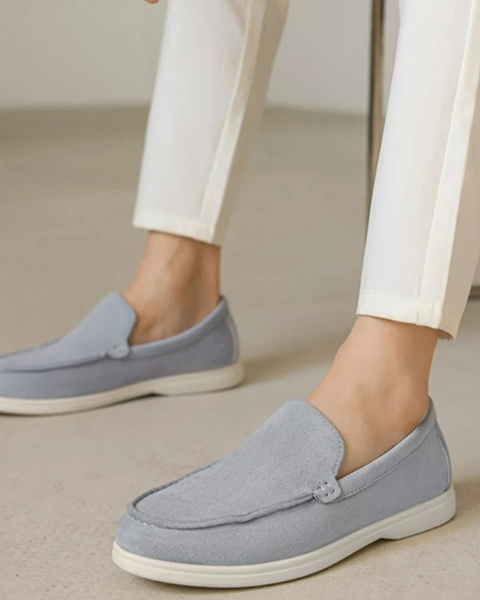 Mocassim de camurça para homem com visual clássico e conforto moderno, ideal para produções estilo old money retrô.