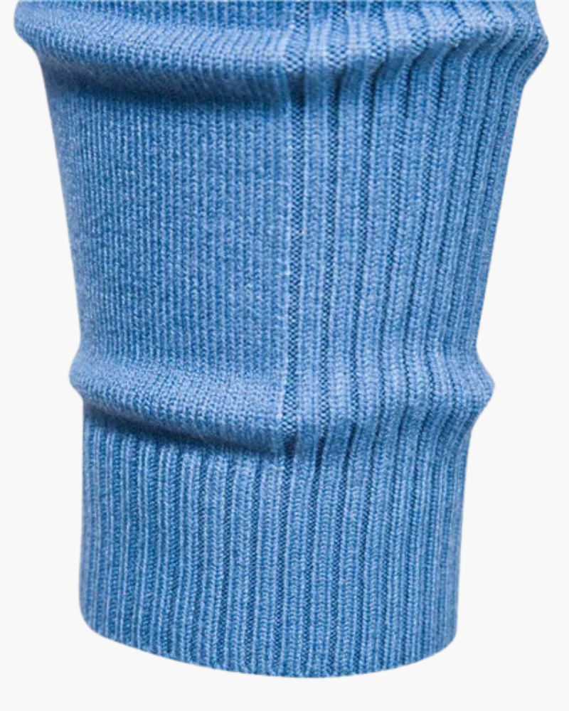 Versão preta do suéter, ideal para ocasiões noturnas e clima frio.