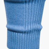 Versão preta do suéter, ideal para ocasiões noturnas e clima frio.