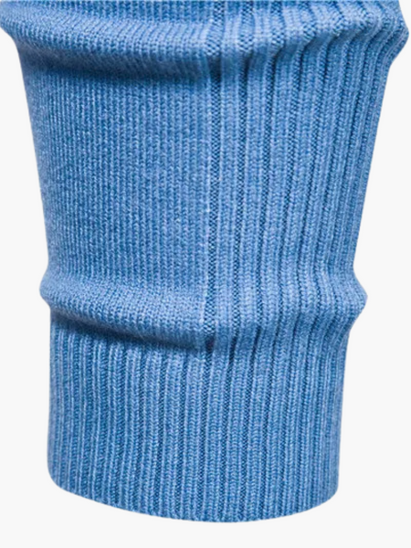Versão preta do suéter, ideal para ocasiões noturnas e clima frio.