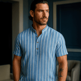 Camisa azul de algodão orgânico para homens, com listras verticais elegantes e corte refinado