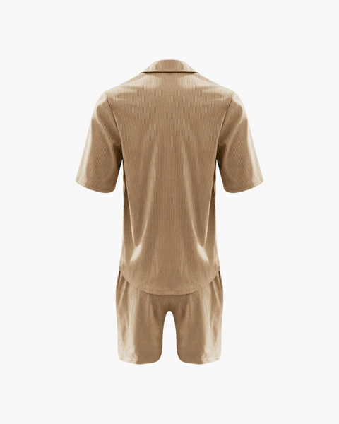 Camisa casual de manga curta com listras em tecido leve, ideal para o verão.