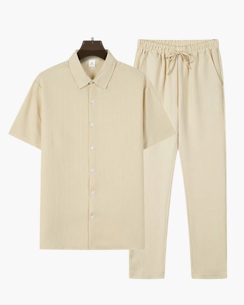 Conjunto bege com camisa e calça leve, ideal para verão com estilo old money refinado.