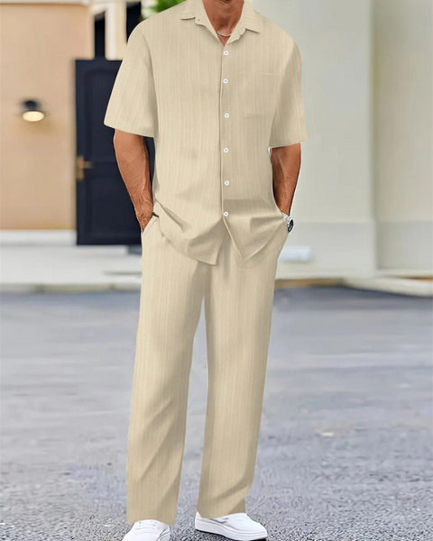 Roupa masculina clara em tecido texturizado, elegante para uso diário com sofisticação.
