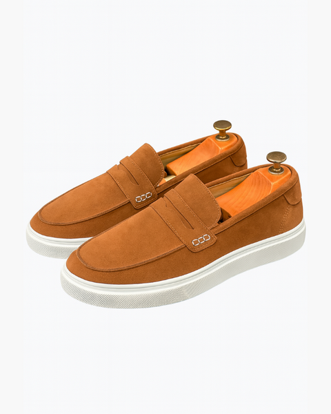 Mocassim preto de camurça com sola branca em estilo old money clássico.