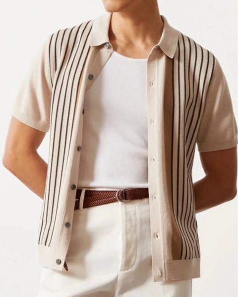 Detalhe da camisa polo listrada em malha, destacando o acabamento refinado da gola e botões.