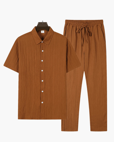 Camisa de manga curta e calça reta, ambas com acabamento refinado.
