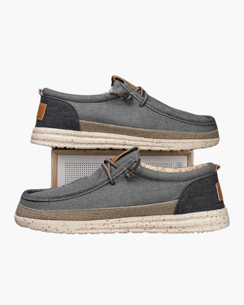 Mocassim masculino com sola clara e palmilha macia para uso diário.