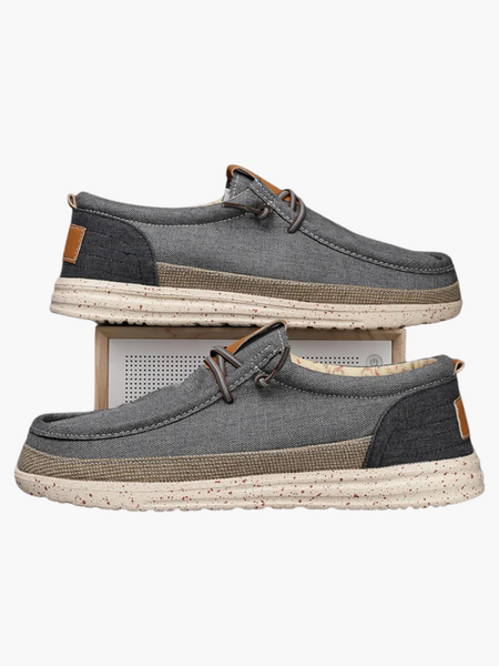 Mocassim masculino com sola clara e palmilha macia para uso diário.