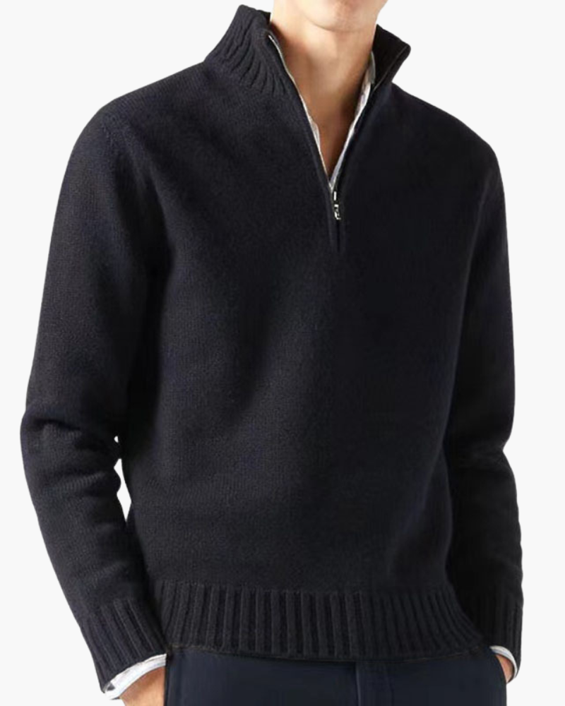 Versão bege claro do suéter old money. Leveza, tradição e nobreza para o guarda-roupa masculino.