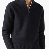 Versão bege claro do suéter old money. Leveza, tradição e nobreza para o guarda-roupa masculino.