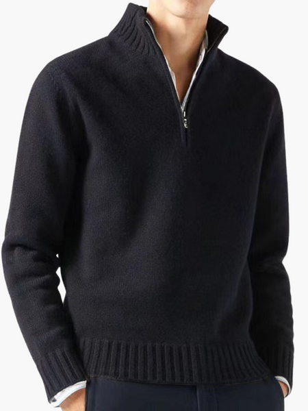 Versão bege claro do suéter old money. Leveza, tradição e nobreza para o guarda-roupa masculino.